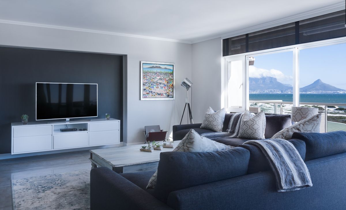 Lichte, koele woonkamer met uitzicht op zee in een Spaanse woning