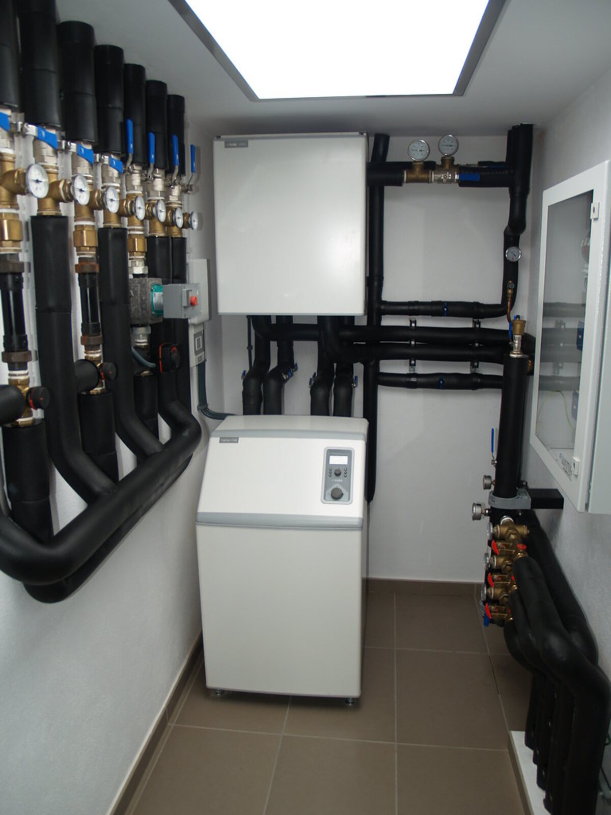 Complete warmtepompinstallatie in de technische ruimte van een Spaanse woning