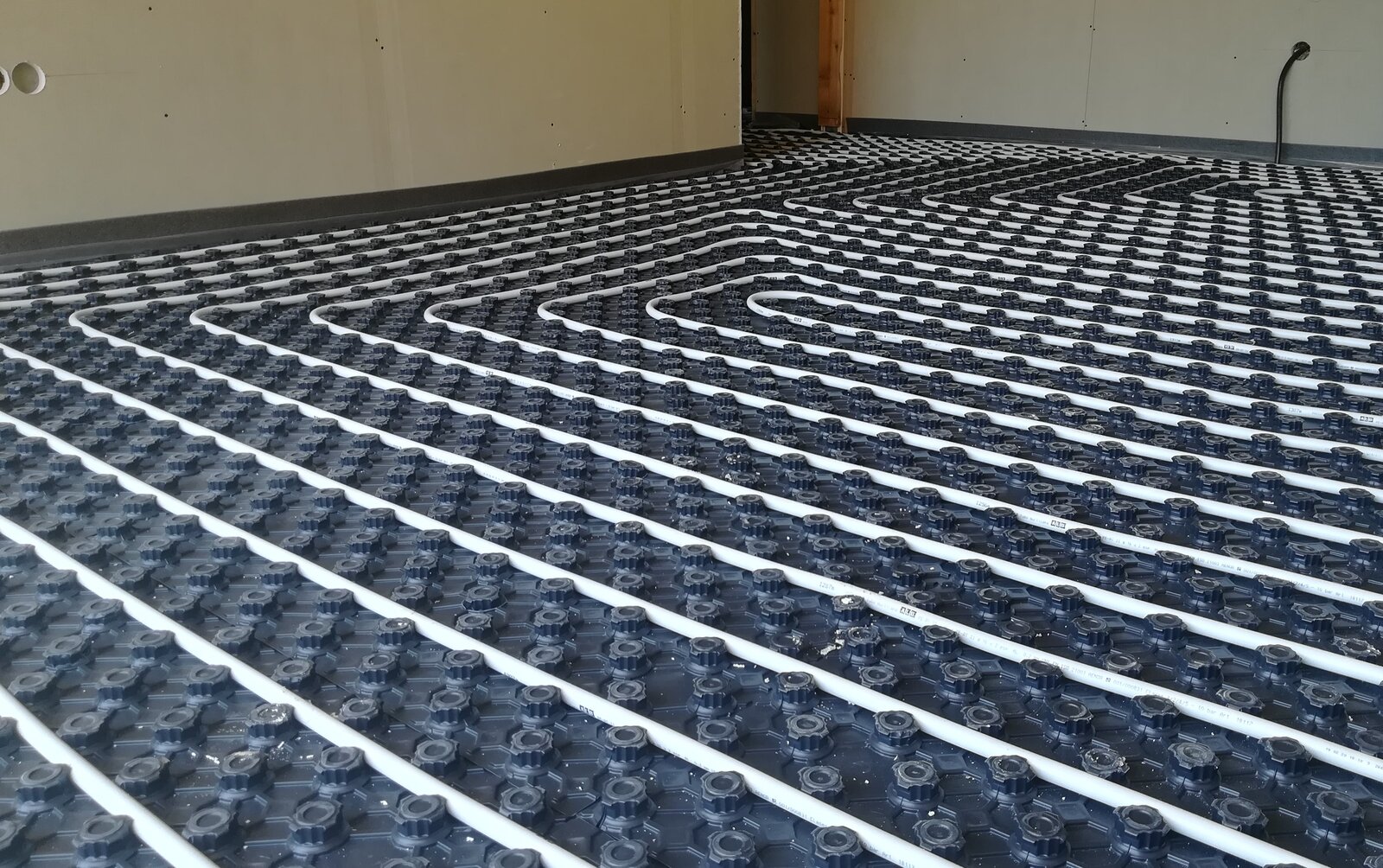 Aanleg van vloerverwarming voor een warmtepompsysteem in een Spaanse woning